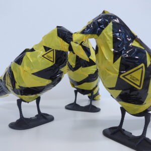 „ACHTUNG KUNST – Installation aus VogelSchreckKrähen“