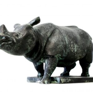 Panzernashorn vom Sockel schreitend